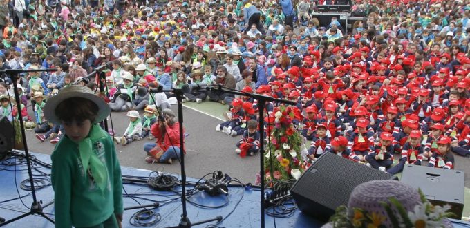 Los colegios sacan a la calle toda la alegría de la Festa dos Maios