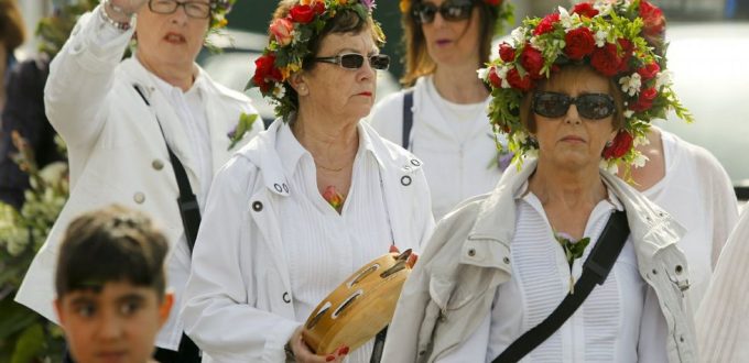 Os Maios llenan de flores las calles de Canido y Narón