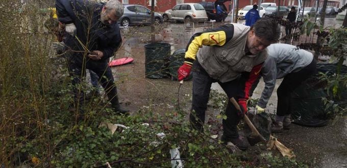 Los vecinos de Canido se unen para limpiar las fincas del barrio abandonadas
