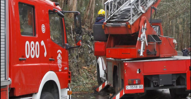 Un incendio calcina el bajo de una vivienda en estado ruinoso en el barrio de Canido Un incendio calcina el bajo de una vivienda en estado ruinoso en el barrio de Canido
